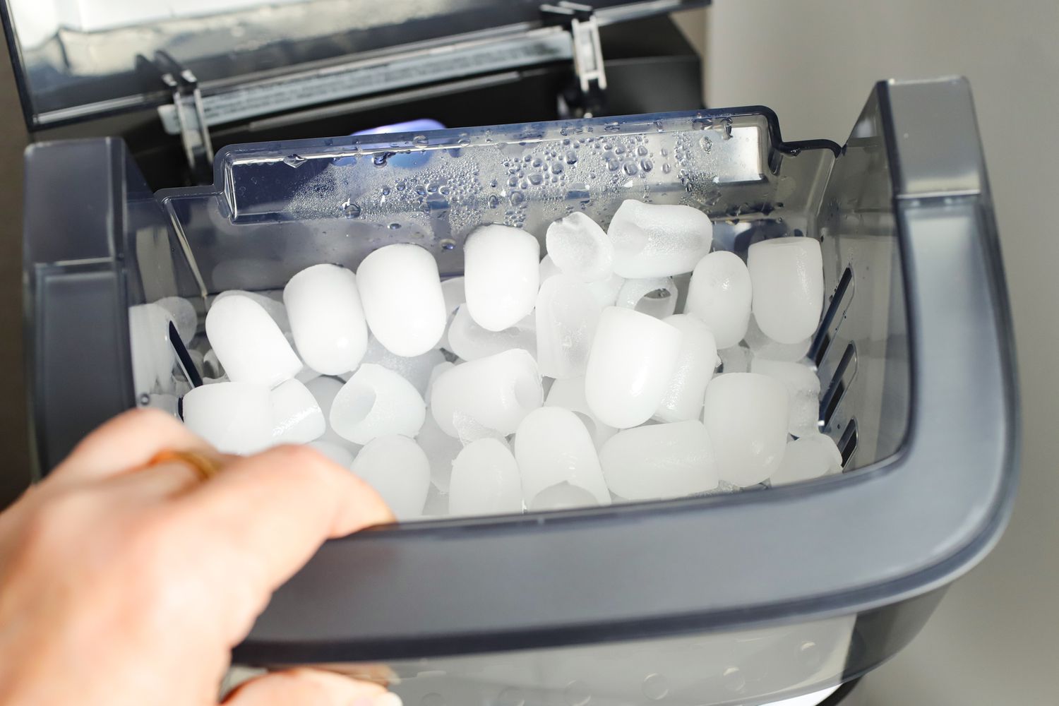 Ice Maker: Jenis-Jenis dan Fungsi untuk Rumah Tangga dan Usaha